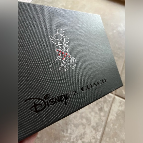 DINSEY X COACH CLUTCH NWT MINNIE MOUSE - Picture 3 of 7